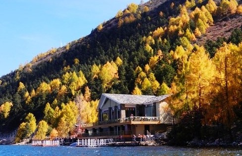 英亚平台到山川赏红叶泡温泉