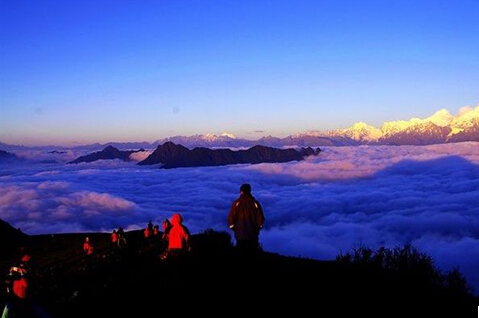 清明小长假自驾牛背山观景