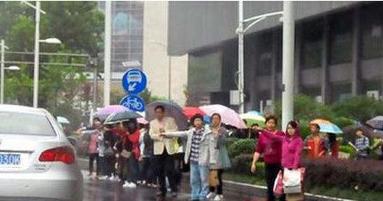 成都暴雨来袭助燃英亚平台火焰